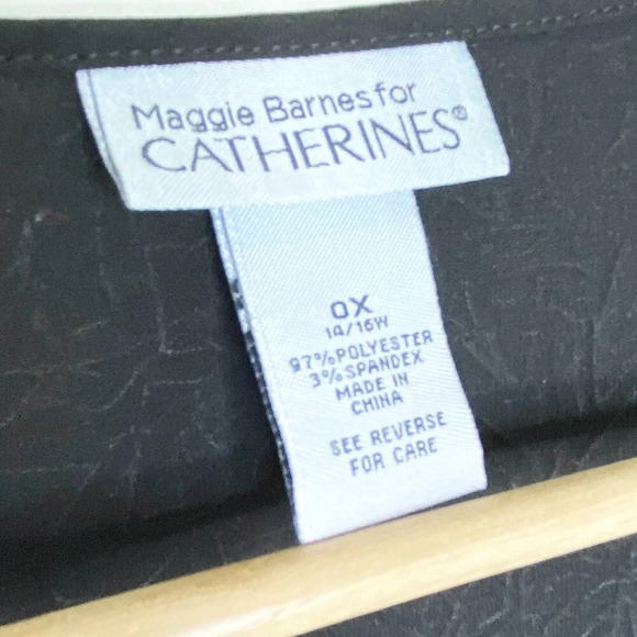 NWT Maggie Barnes Catherines 0X Black Blouse Crinkle Fabric Attached Necklace - Picture 6 of 9